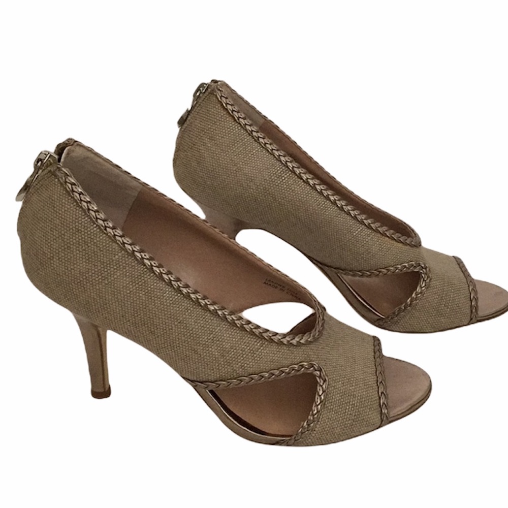 NWOT Tahari 4” cut out open toe heels